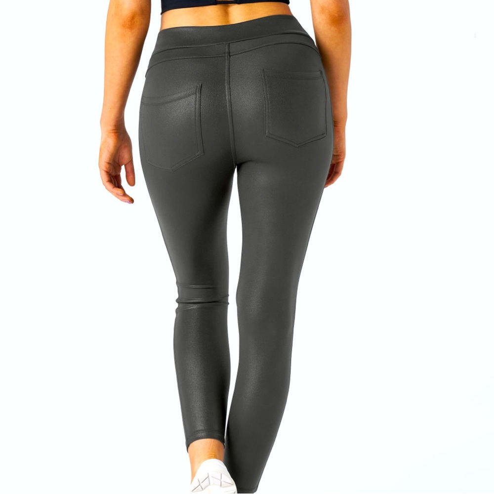 HALARA Faux Leather High Waisted Pocket
Leggings Shiny Dusk Black Large L